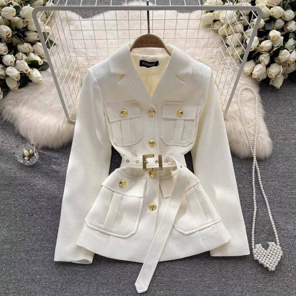 Áo tone màu trắng có kèm đai sang chảnh và tôn dáng VADLADY