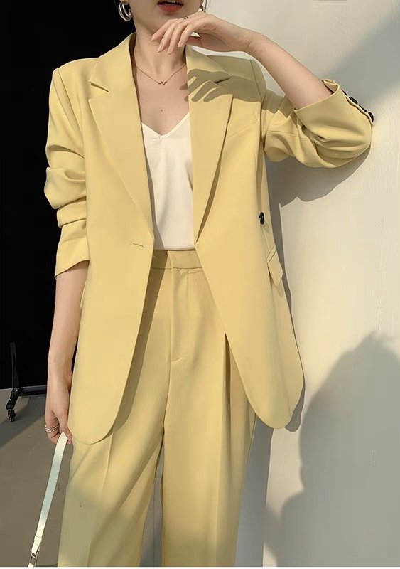 Áo blazer tone màu vàng trong nắng