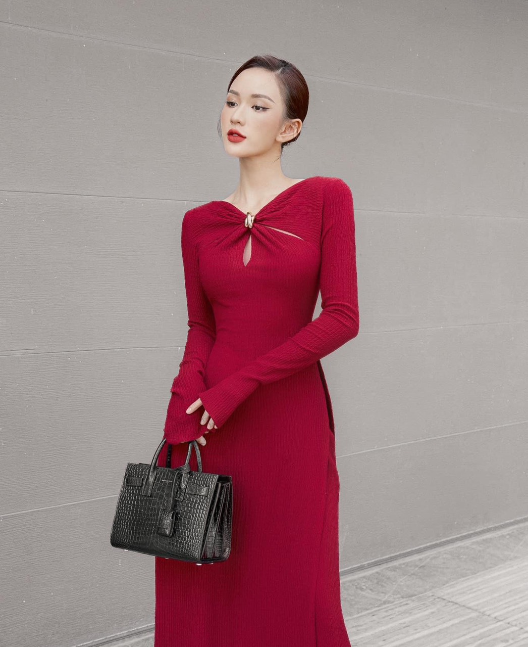Áo đỏ đắp tà phối váy dài xẻ tà xếp ly - LaKing House