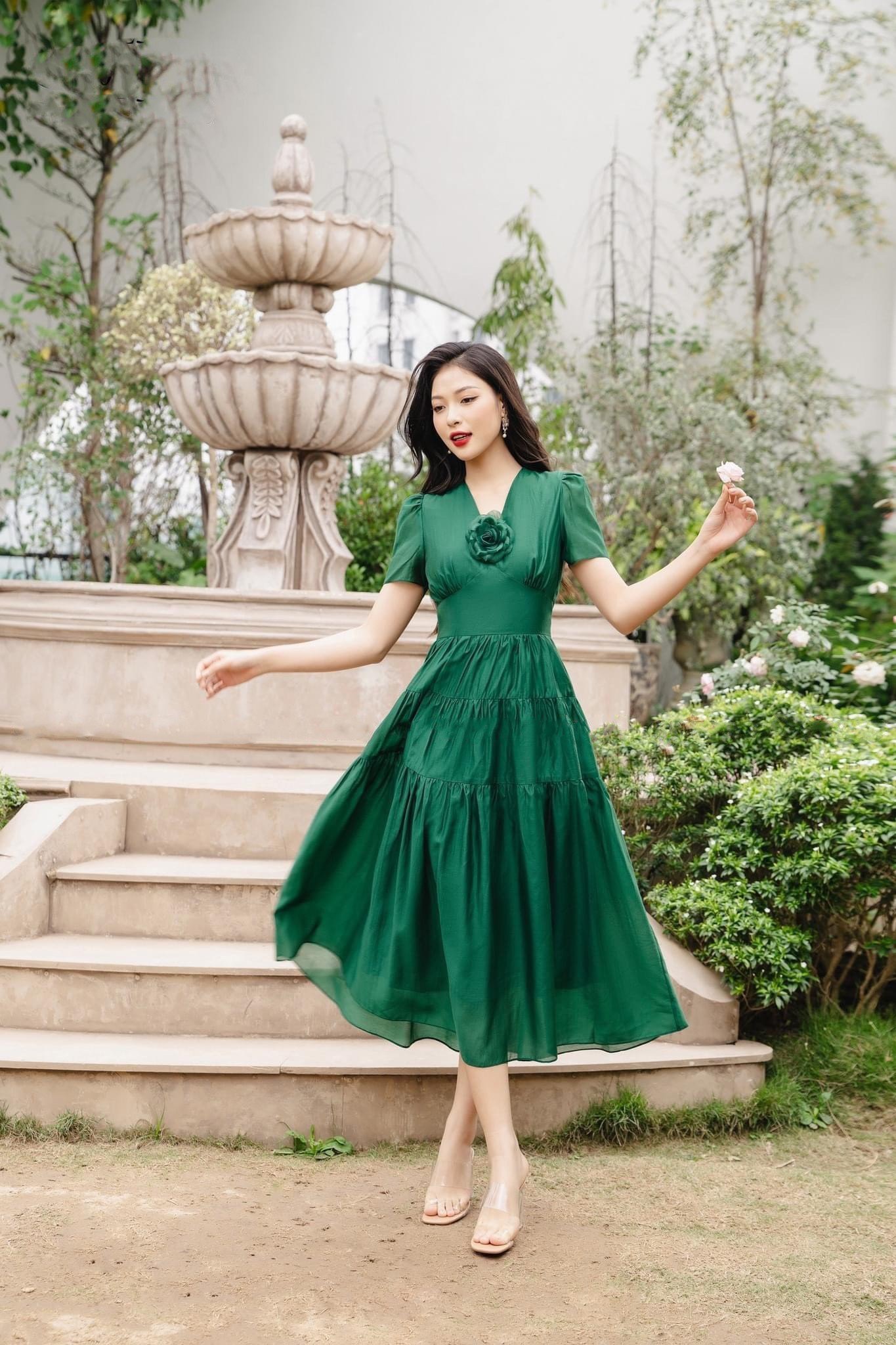 ❣️ Nàng mua váy xinh tại: Đầm Tơ Nhật Đính Hoa Xanh Xinh Xắn Cho Nàng Thơ - VADLADY