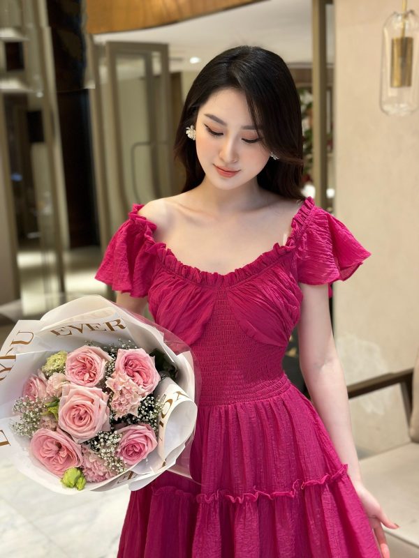 Ngắm bộ sưu tập váy ngắn lấp lánh của Hoàng Thuỳ Linh - 2sao