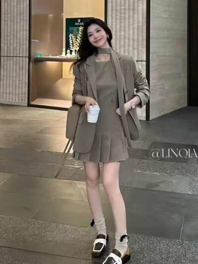 Set Bộ Áo Blazer Và Váy Ôm Sát Nách Xếp Ly Yêu Kiều - VADLADY