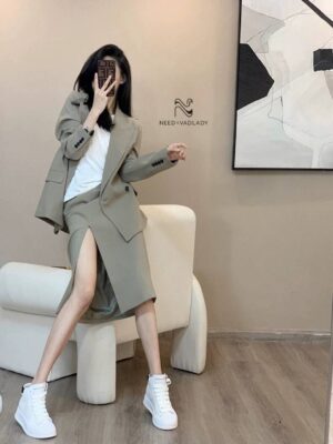 Bộ Vest Màu Rêu Nhạt Xẻ Trước Nhẹ Nhàng - VADLADY