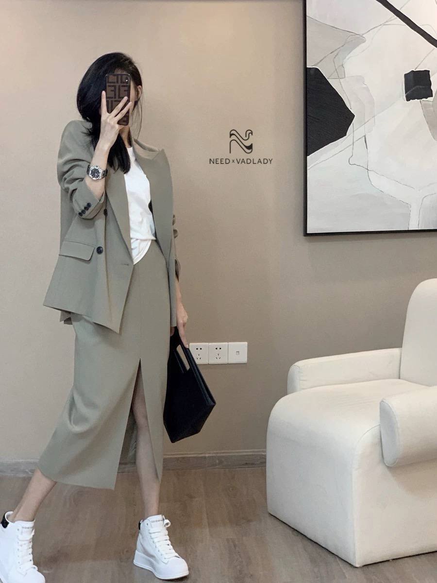 Bộ Vest Màu Rêu Nhạt Xẻ Trước Nhẹ Nhàng - VADLADY